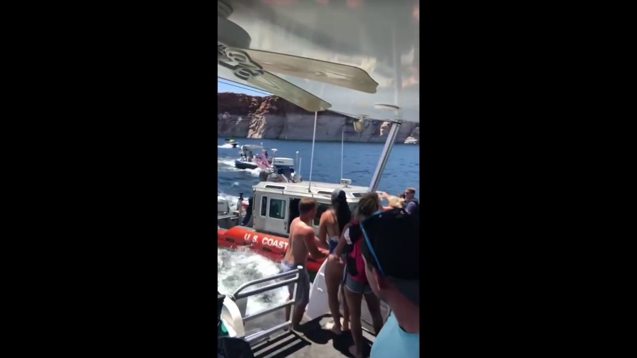 Leur bateau est en train de couler mais ils ne sont pas stressés