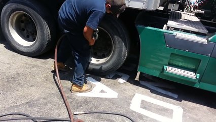 how to remove or change tire from a semi truck