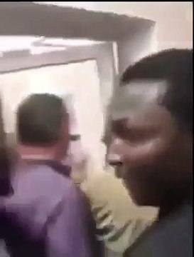 #Mali : Un militant de l'opposition fait sortir les leaders cachés dans le bureau de Aliou Boubacar Diallo de ADP MALIBA @SoumailaCisse s'y était terré