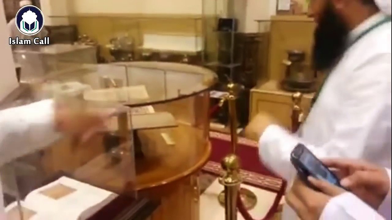 Maulana Tariq Jameel at MADINAH MUSEUM _ مولانا طارق جمیل مدینہ عجائب گھر میں_HD