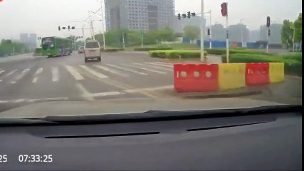 【悲報】ハンドルを取られてスリップしたミニバンがバスの横っ腹に激突する。ドライブレコーダー