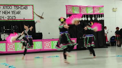 Nkauj Hmoob Kawm Txuj dance to Chinese song - Oshkosh Hmong New Year new-new