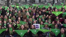 Actrices argentinas reclaman aborto legal en 'pañuelazo'