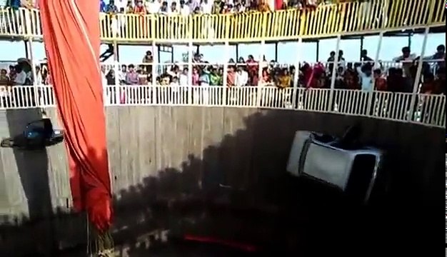 Indian Girls dangerous bike and Car Stunts On (Wall of death) मौत का कुआँ