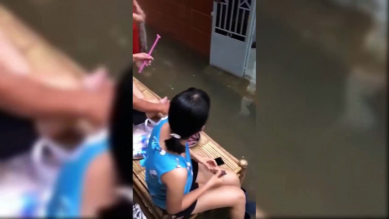 Chuyện tình hàng xóm và cuộc nhậu nhân ngày mưa ngập