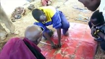 Как делают печь буржуйка из старых бочек в Африке