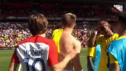 Neymar e Luka Modrić trocam camisas e autógrafos nos corredores Anfield após Brasil 2 x 0 Grácia