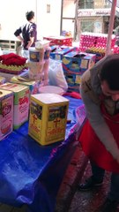 Sanat Eseri Gibi Peynir Tenekesi Açan Pazarcı/Marketist who opens the cheese can