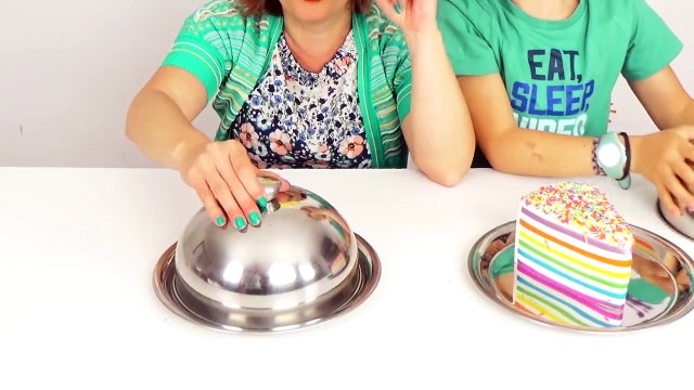 REAL FOOD vs SQUISHY FOOD CHALLENGE - VRAIE NOURRITURE contre GÂTEAU & DONUT SQUISHIES - Démo Jouets