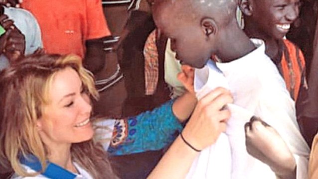 Ünlü Oyuncu Gamze Özçelik Afrika'daki Çocuklara Bayramlık Dağıttı