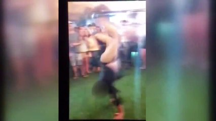 Скачать видео: Un policier fait un saut en arrière dans un bar et tire involontairement sur un homme