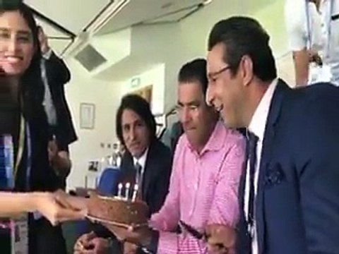 Wasim Akram Celebrates Birthday With Zainab Abbas, Waqar Younis & Ramiz Raja