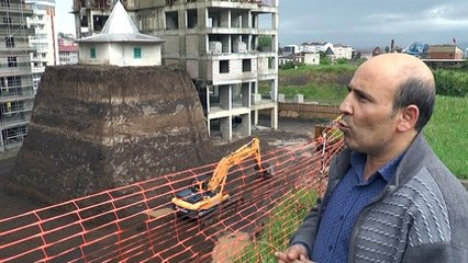 Türbe olduğu iddiasıyla yıkılamayan yapı inşaatların ortasında kaldı