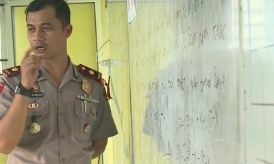 Polisi Mengajar di Tempat Pembuangan Akhir