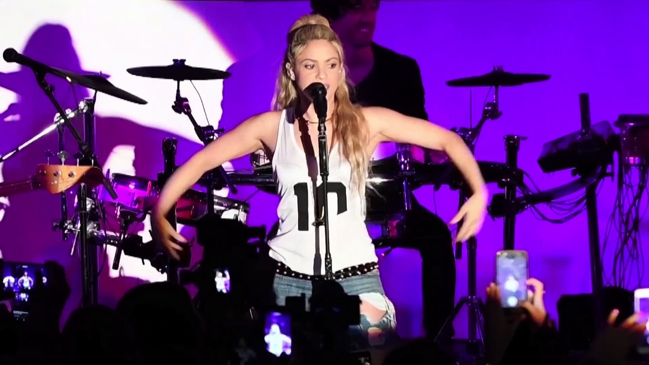 Shakira vuelve a los escenarios y disipa rumores de crisis