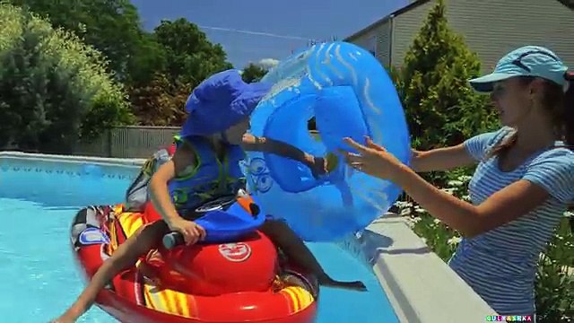 Максим Катается на Детском Водном Мотоцикле с Моторчиком Лодочке Игры с Мячиками влог Макс Гуляшка