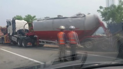 고속도로서 화물차 농수로에 빠져...운전자 사망 / YTN