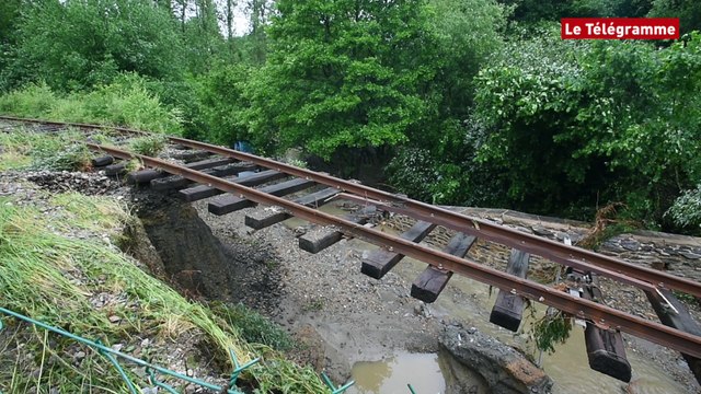 Sainte-Sève (29). La voie ferrée en partie détruite par les eaux