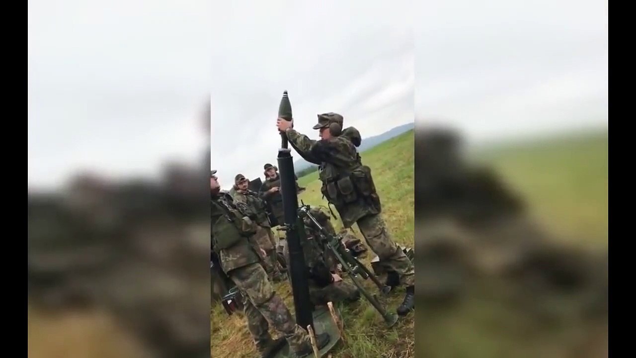Un soldat se rate en tirant un mortier
