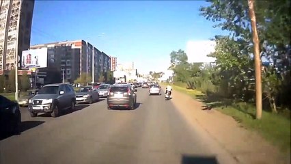 Un motard veut gagner du temps en passant par le trottoir