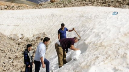 Kar toplamak için onlarca kilometre gidiyorlar