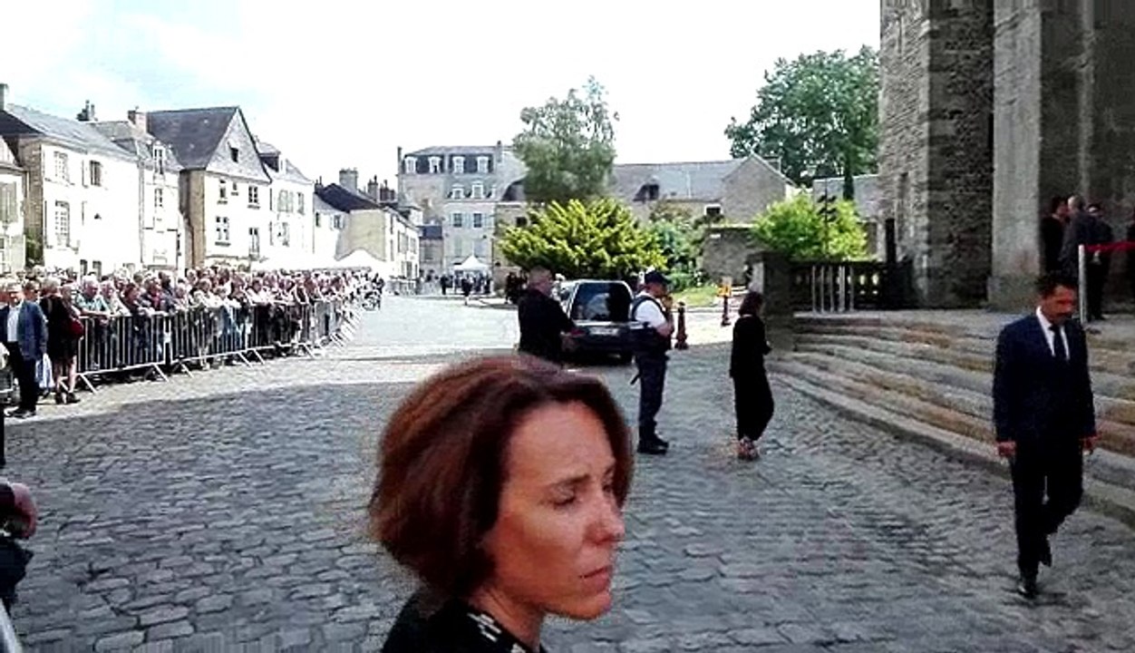 Les élus du Mans quittent la cathédrale
