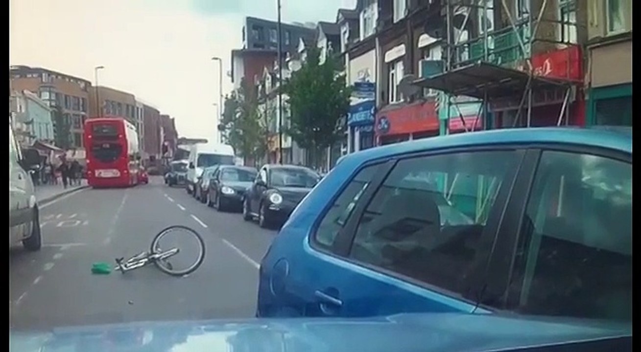 Un cycliste menace avec un couteau lautomobiliste