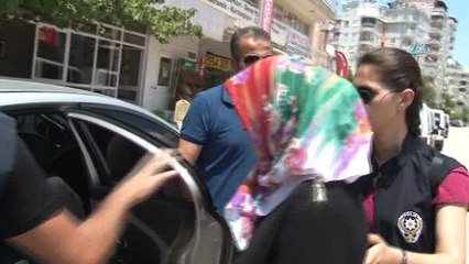 Boğmaya çalışan sevgilisini kalbinden bıçaklayarak öldüren kadın adliyeye ağlayarak gitti