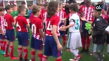 Los alevines del Real Madrid y Atleti se hacen el pasillo mutuamente