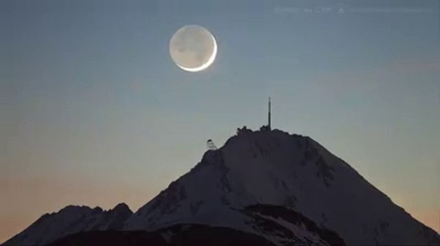 Images magnifiques de la lune qui rencontre le Pic du Midi