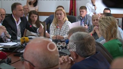 Ora News - "Rrugaç, langaraq, legen" Fidel Ylli përplaset me Luçiano Boçin në Komisionin e Medias