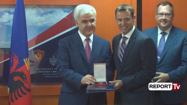 Ministri Xhafaj dekoron oficerin amerikan Jan Hiemstra: Kontribues në luftën kundër krimit