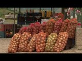 Ushqimet në pluhur, shitja pa higjienë në aksin Korçë-Pogradec - Top Channel Albania - News - Lajme