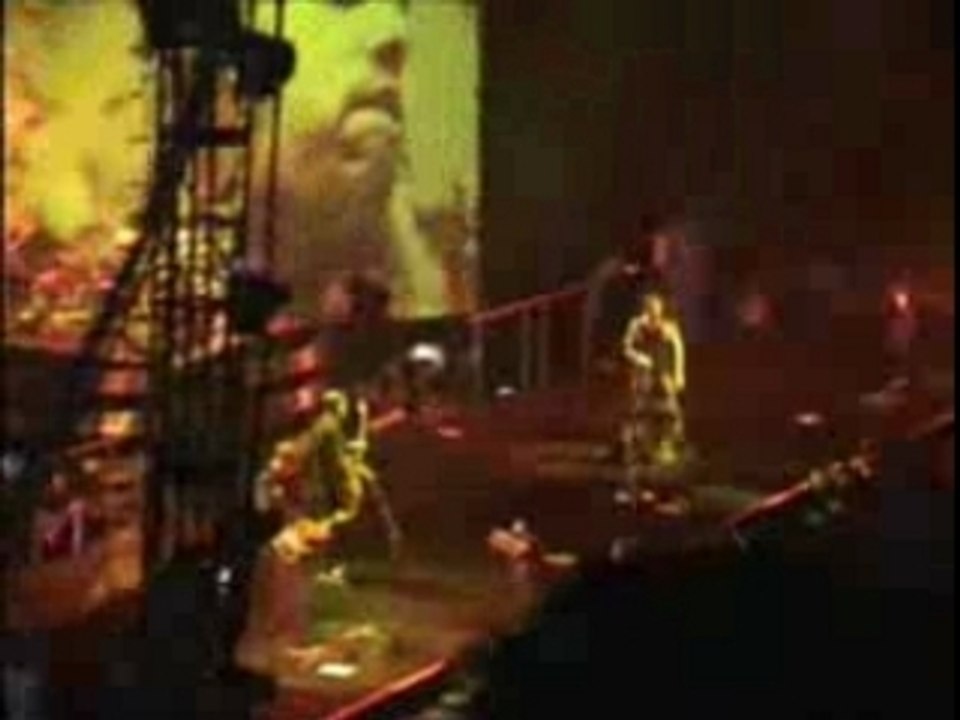 Korn - Thoughtless (live à Bercy, Paris - 2002)
