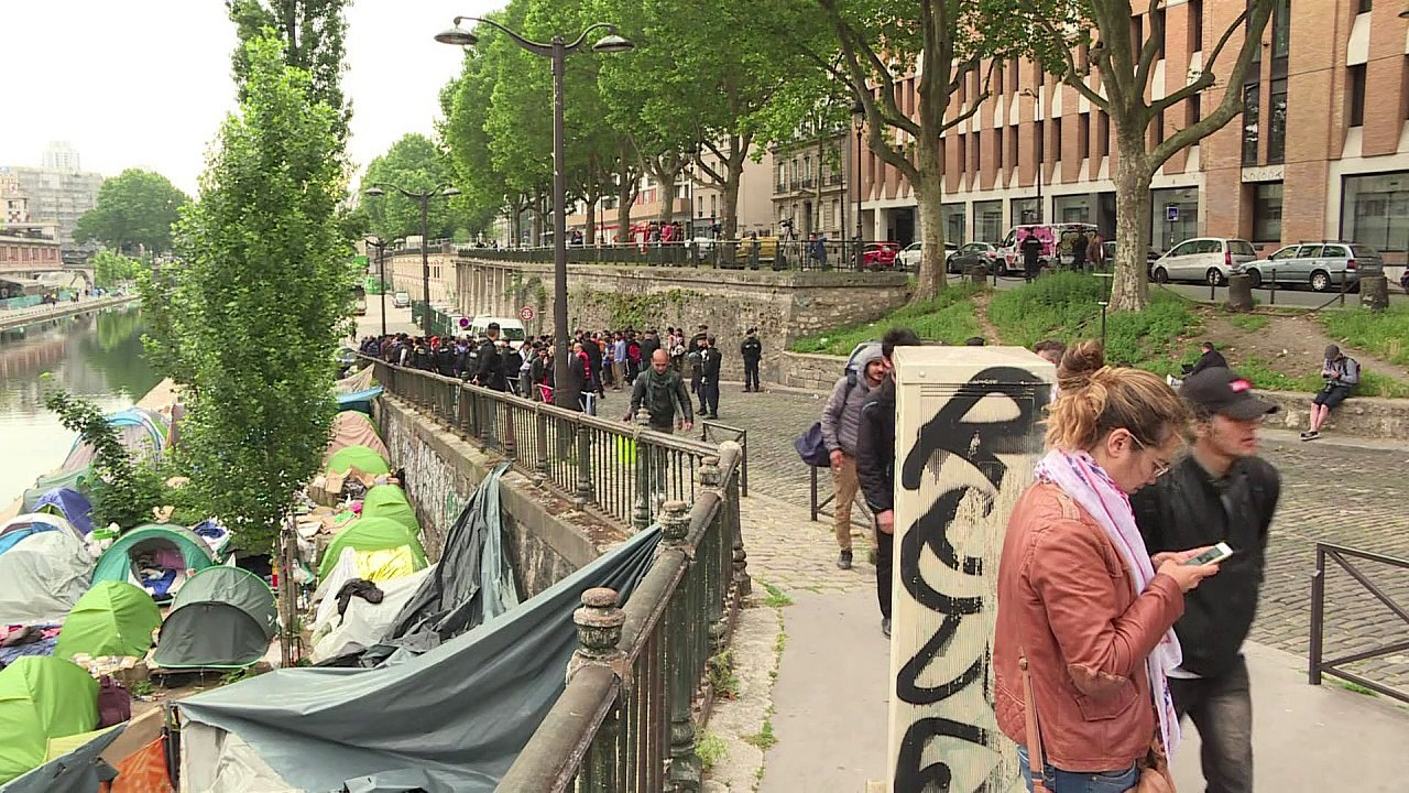 Migrantes são retirados de acampamentos em Paris