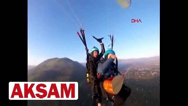 Havada saz çalıp türkü söyledi