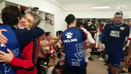 El vestuario del Rayo Vallecano celebra su ascenso a Primera