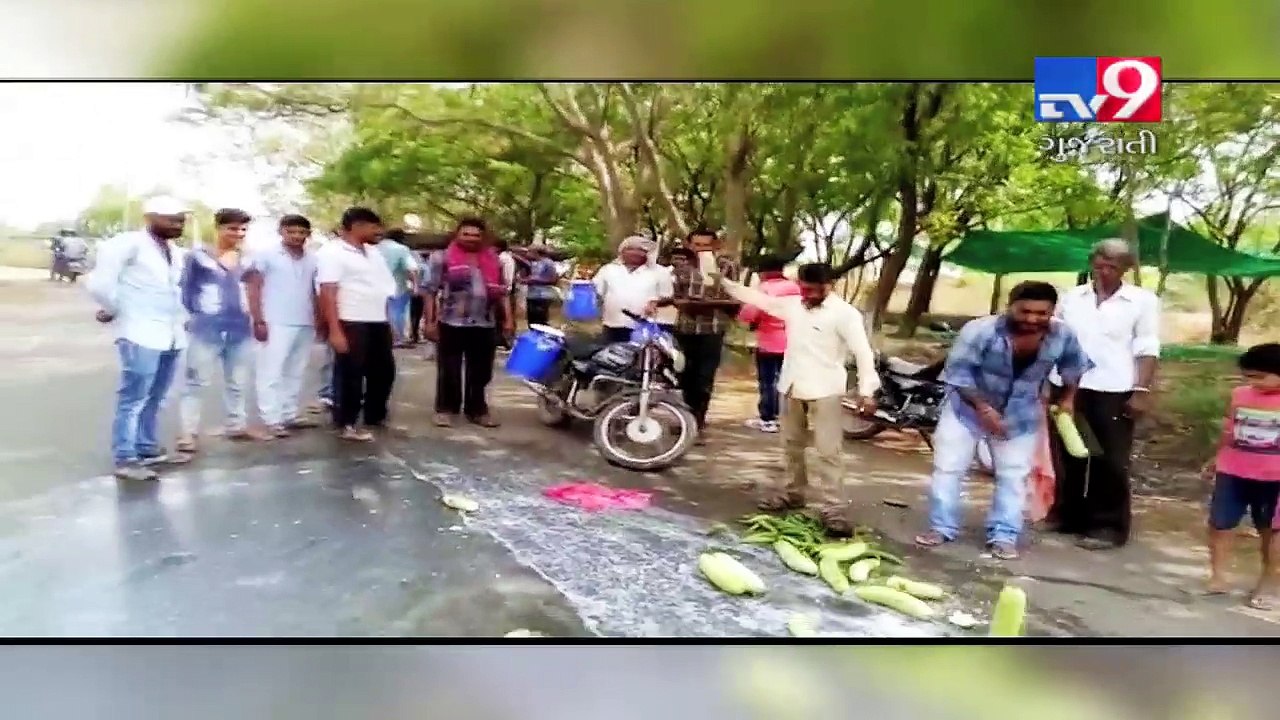 Gujarat: Furious farmers protest against govt for not getting fair prices for their produces