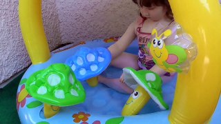 Маша купается в детском бассейне на балконе с куклой (New born Baby)
