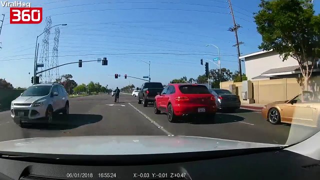 Si në lojërat kompjuterike, piloti ul avionin në mes të autostradës (360video)