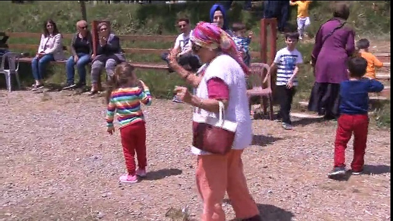 Anneler Gününde Müzikle Birlikte Dans Eden Sevimli Teyze/Cute Aunt Who Joins Music On Anneler Day