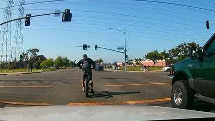 Californie : Un aéroplane passe juste au-dessus d'un automobiliste en pleine route !