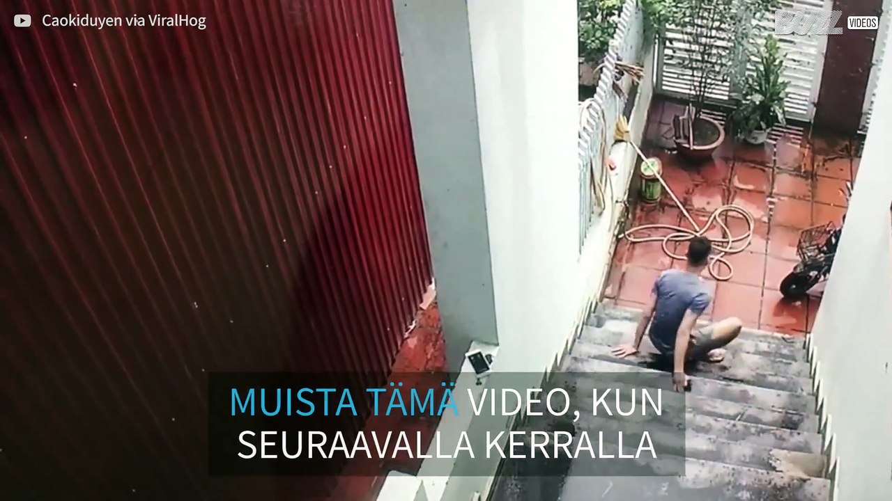 Mies keskittyy puhelimeensa ja kaatuu portaissa!