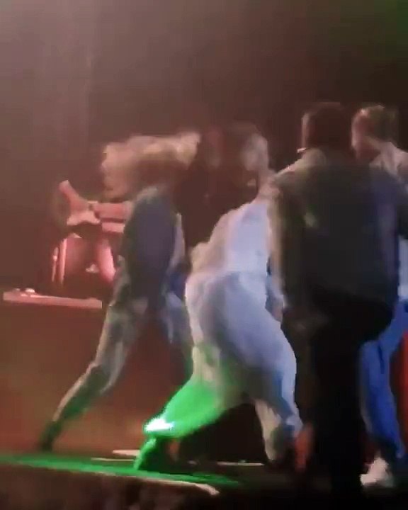 Inna'nın İstanbul'daki Konserinde Sahneden Düşmesi/Inna's Fall from the Stage at the Istanbul Concert