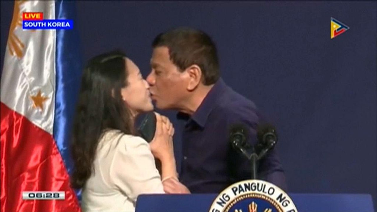 'Ekelhaftes Macho-Gehabe': Duterte provoziert mit erzwungenem Kuss