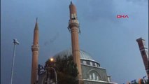 Diyarbakır Sümer Cami Minaresine Yıldırım Düştü
