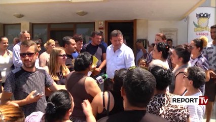 Report Tv - Lezhë, tregtarët ambulant protestë para bashkisë