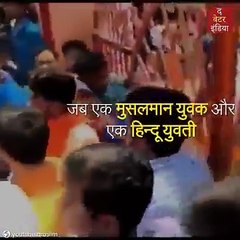 The police rescued a young man from the angry crowd alone! - [ पुलिस वाले ने अकेले ही एक युवक को गुस्साई भीड़ से बचाया! ] - June 4, 2018