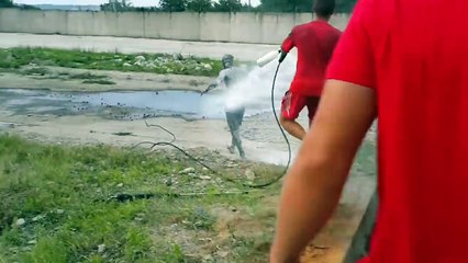 Crazy man  dives into the oil in Russia_HD