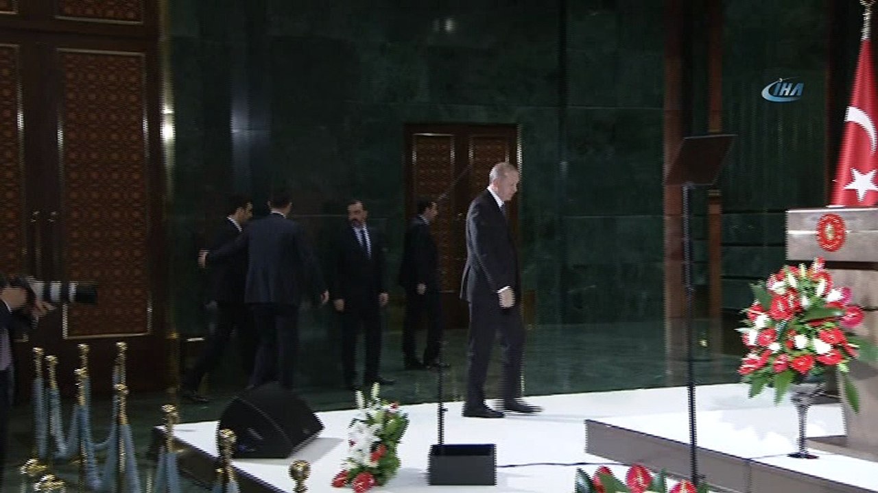 Cumhurbaşkanı Recep Tayyip Erdoğan: “Emeklilik için başvuru yapan ancak henüz işlemleri sonuçlandırılmayan 100 bin vatandaşımız bulunuyor. Bunların işlemlerini tamamlayarak onların da ilk maaşlarını ve bayram ikramiyelerini alabilmelerini sa